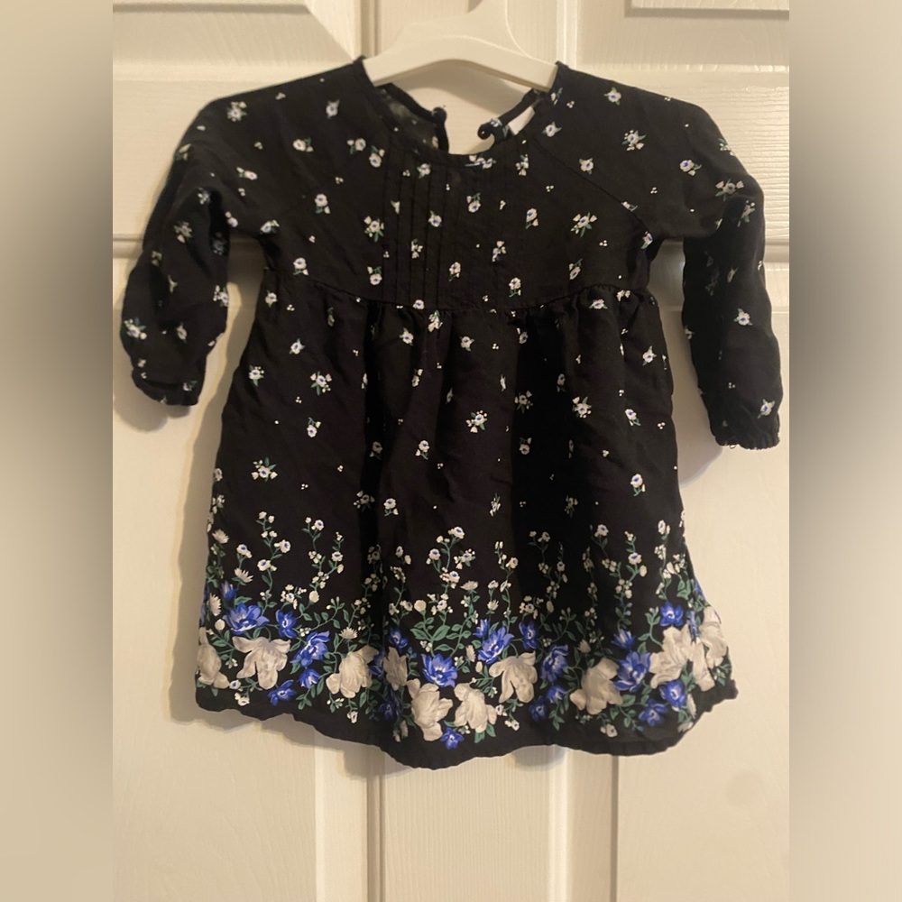 Old Navy girl’s black floral dress-size 6-12 months. Like new.